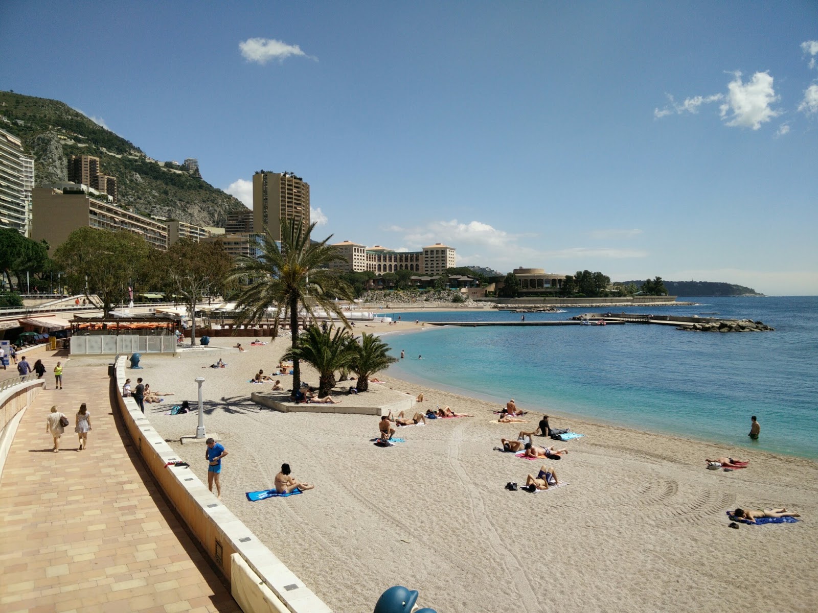 Larvotto Plajı'in fotoğrafı turkuaz saf su yüzey ile