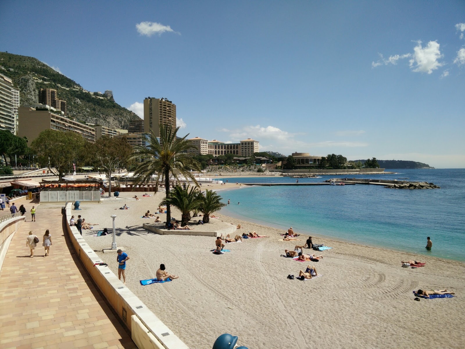 Foto von Larvotto Strand mit viele geräumige buchten