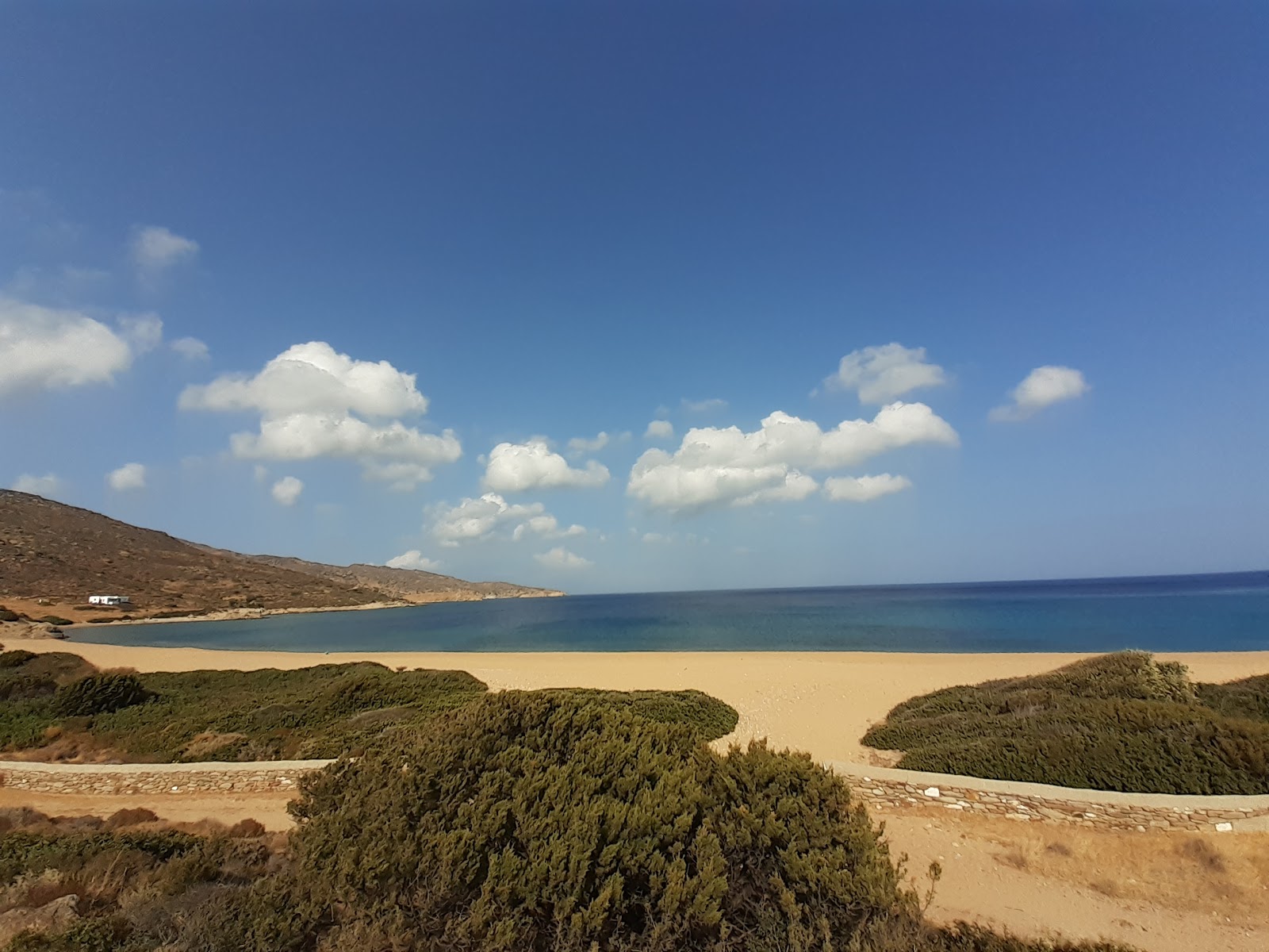 Fotografie cu Paralia Kalamos cu o suprafață de nisip strălucitor