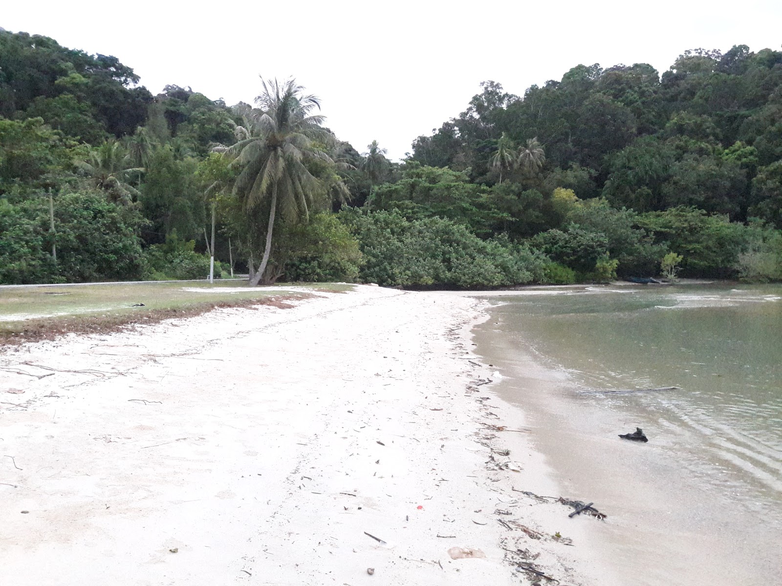 Zdjęcie Teluk Dalam Beach - popularne miejsce wśród znawców relaksu