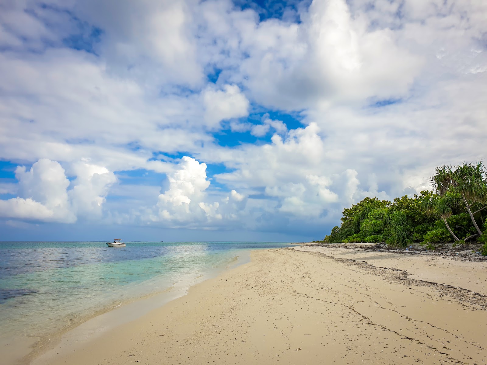 Φωτογραφία του Lhossalafushi Island Beach με φωτεινή άμμος επιφάνεια