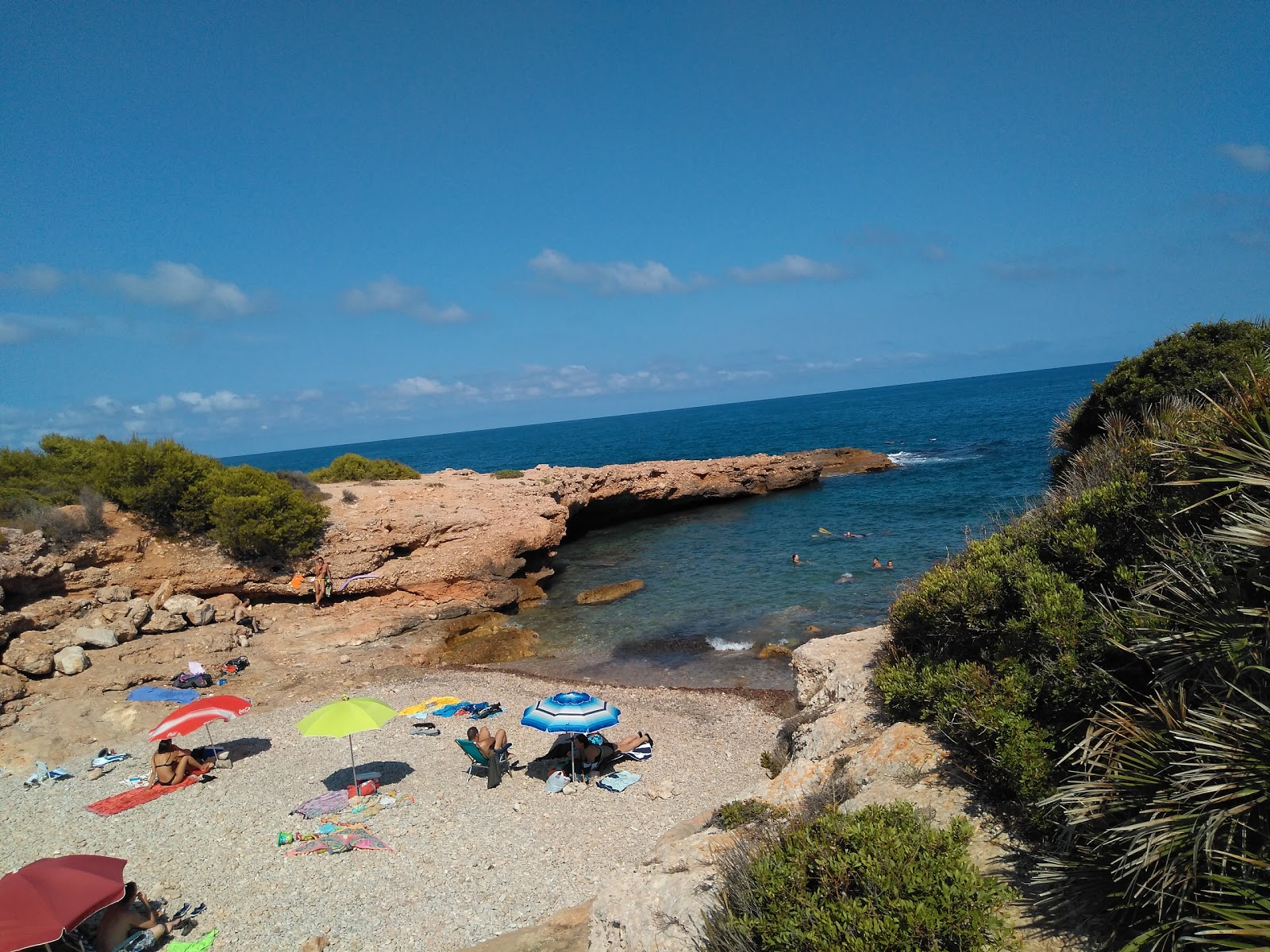 Foto av Cala Mundina med blå rent vatten yta