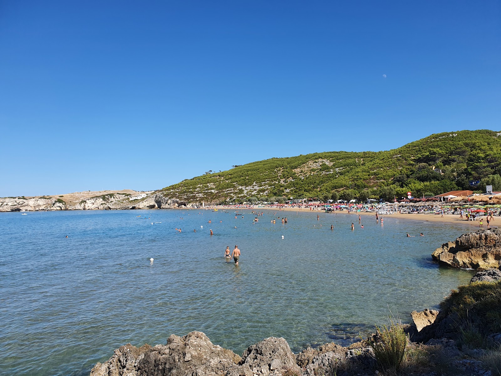 Foto van Spiaggia di San Nicola met fijn bruin zand oppervlakte