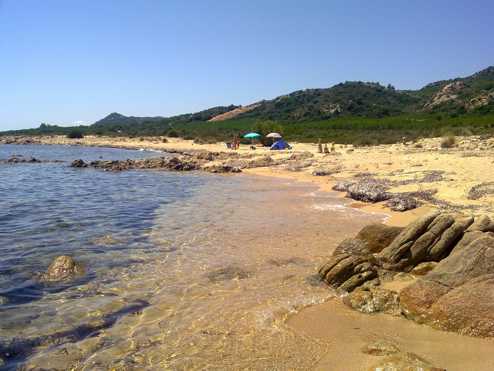 Spiaggia Su Tamariche的照片 带有碧绿色纯水表面