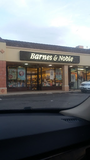 Barnes & Noble, 1424 Union Tpke, New Hyde Park, NY 11040, USA, 