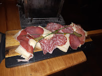 Charcuterie du Restaurant servant de la raclette La Meule Du Berger à Bordeaux - n°6