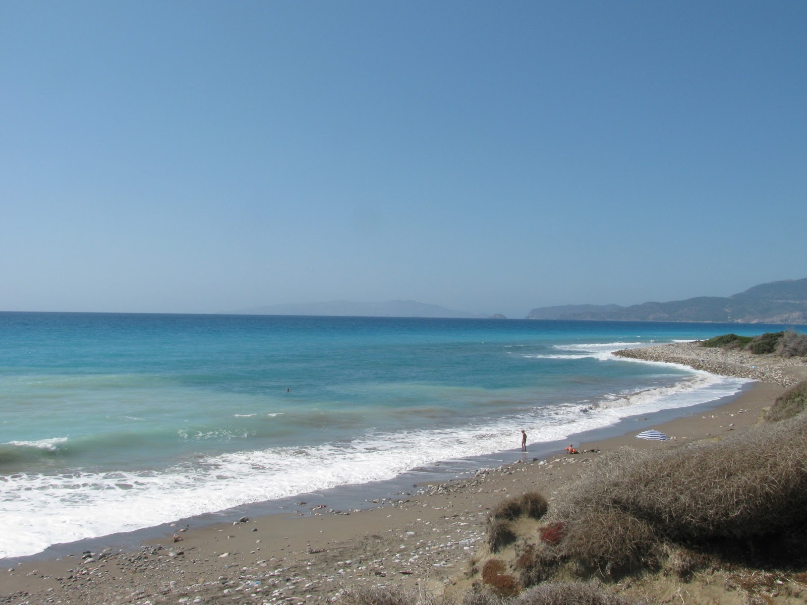 Wild beach III的照片 带有深蓝色的水表面