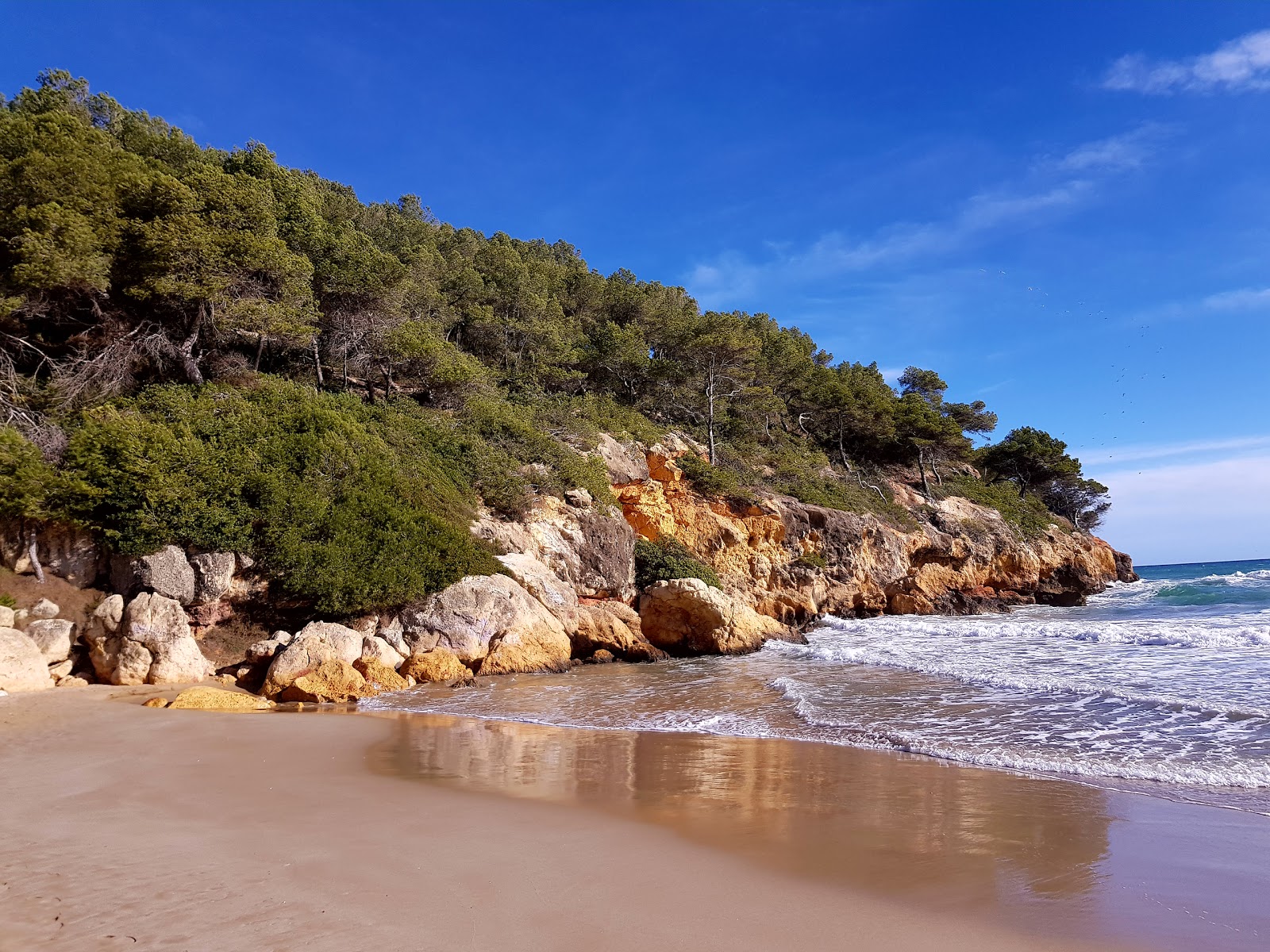Valokuva Cala la Moraista. pinnalla kirkas hiekka:n kanssa