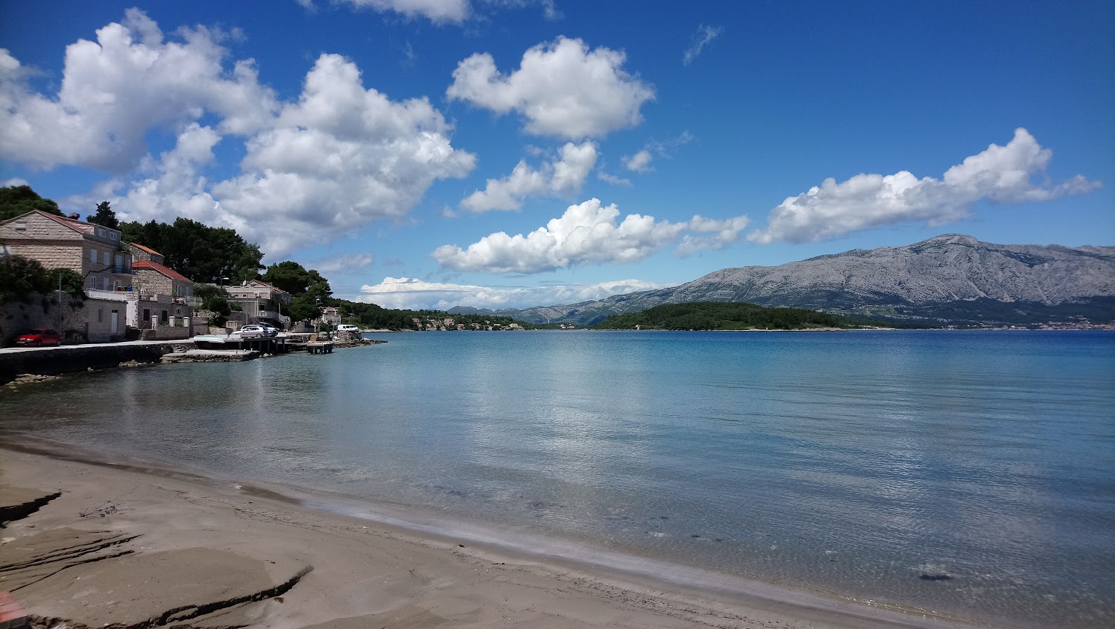 Foto van Tatinja beach met kleine baai