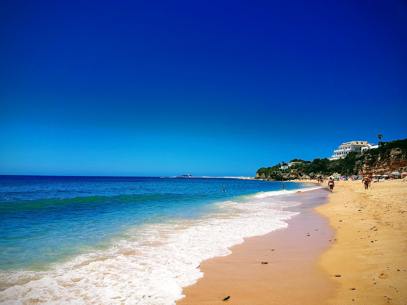 Fotografija Playa de los Castillejos z modra čista voda površino