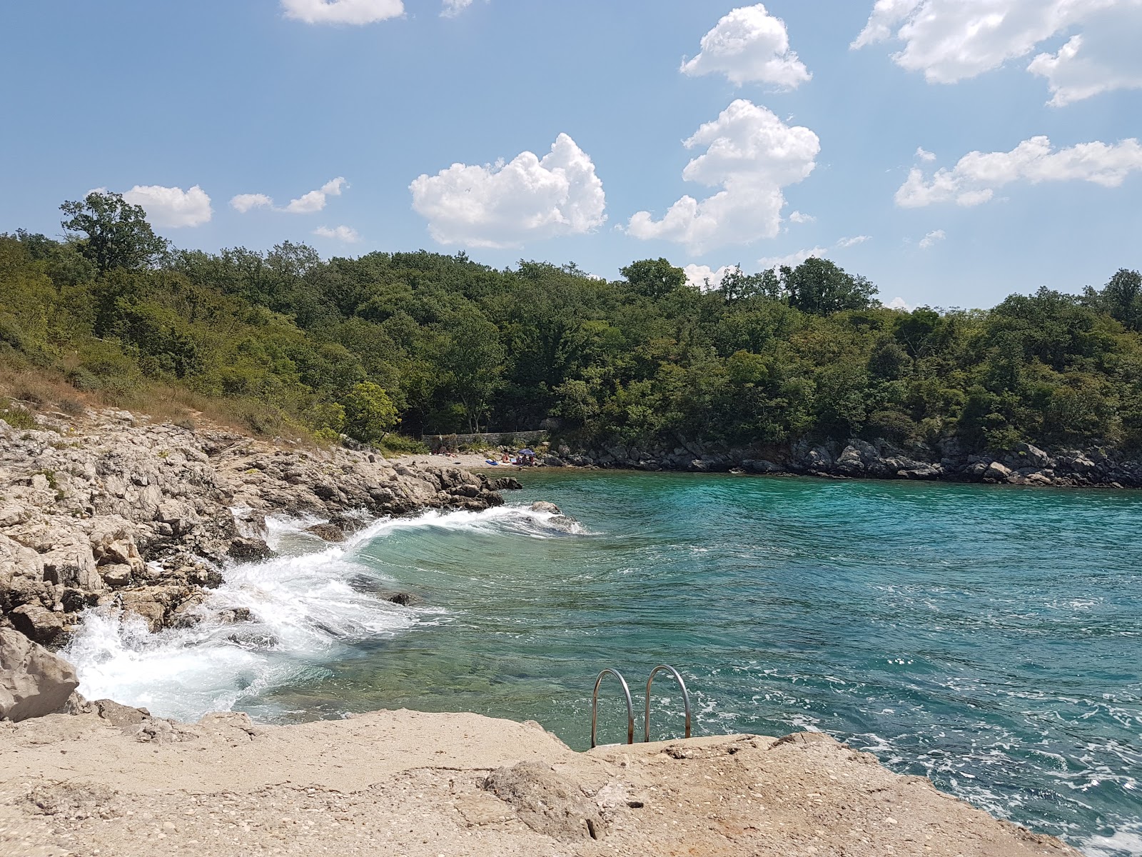 Linardici beach'in fotoğrafı küçük koy ile birlikte