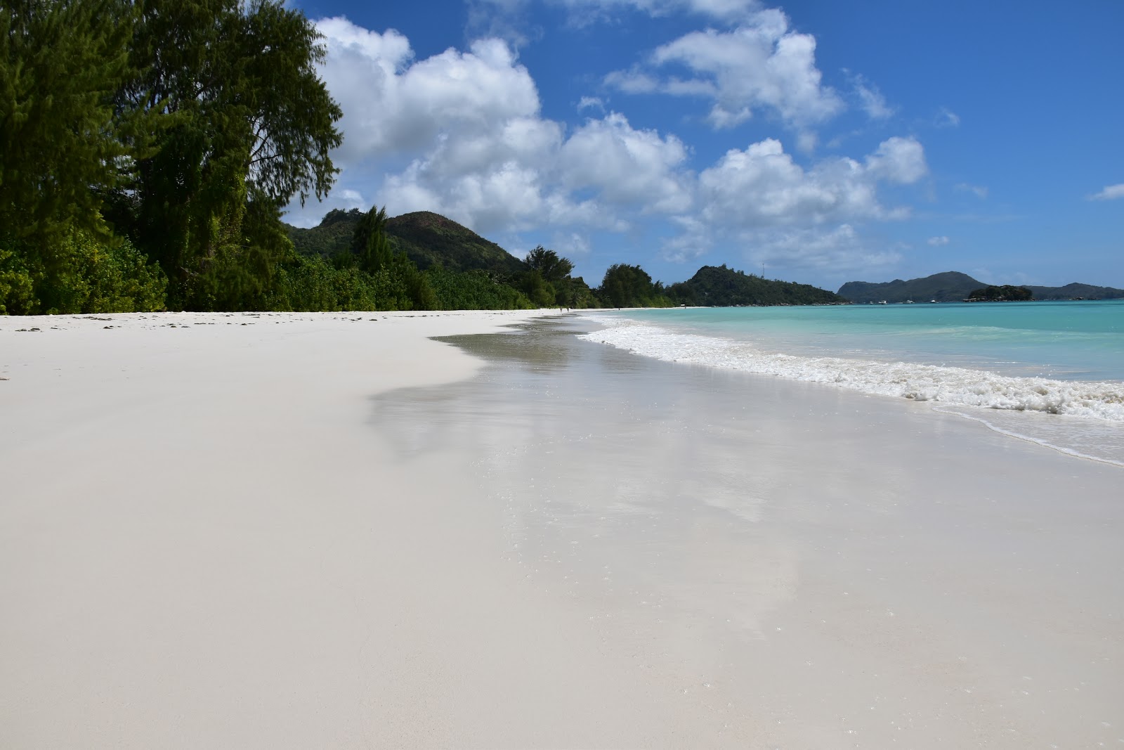 Foto van Cote D'Or Strand met hoog niveau van netheid