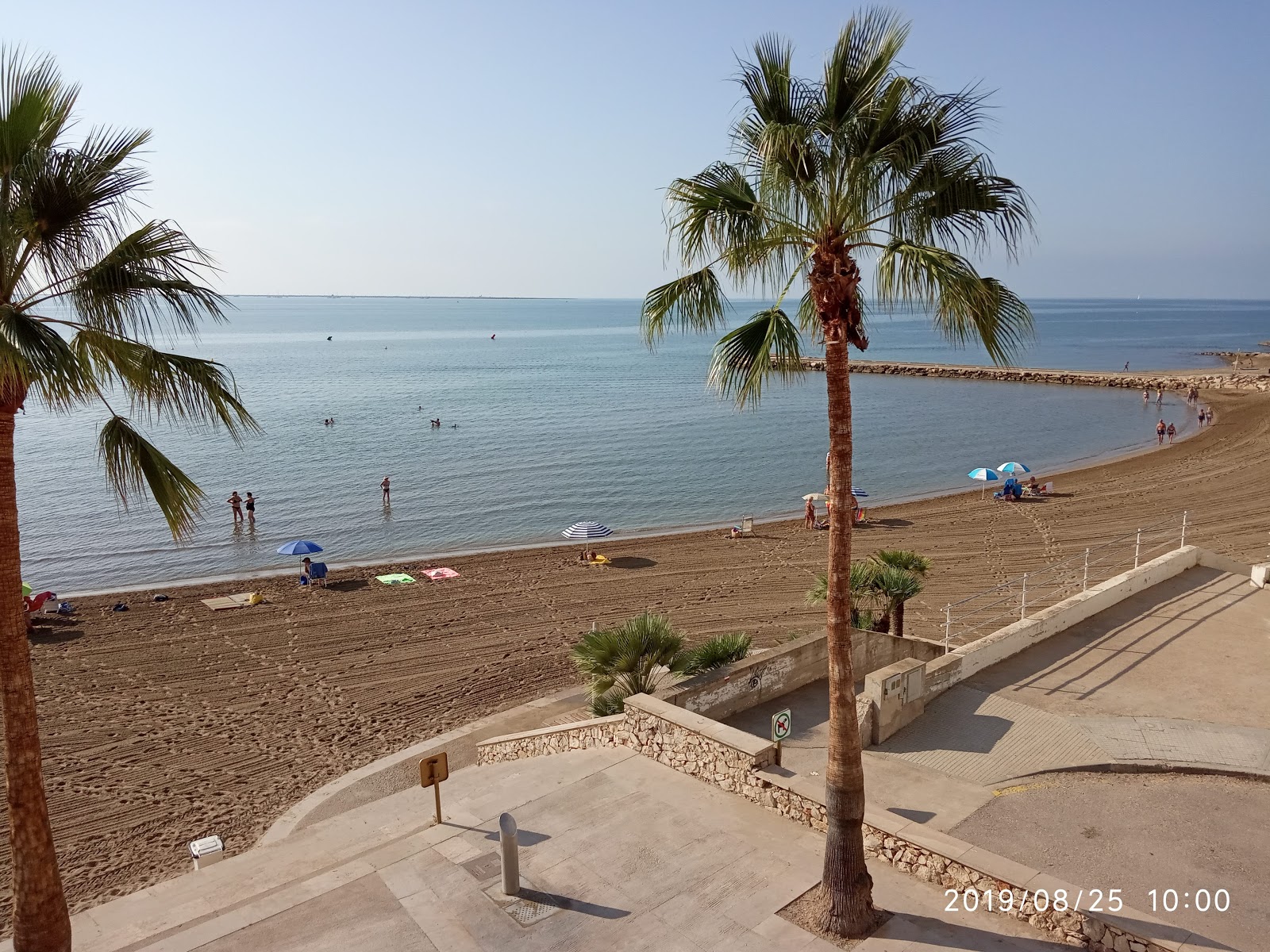 Photo de Platja de les Delicies avec sable brun de surface