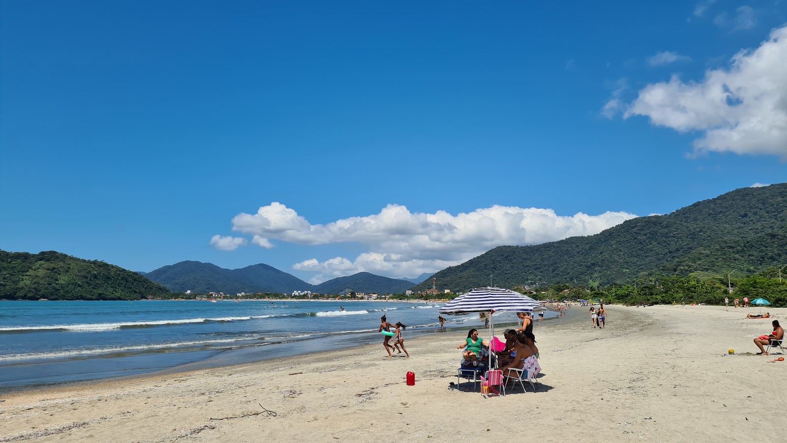 Foto di Spiaggia di Pereque-Acu e l'insediamento