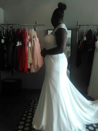 Bridal Shop «Strut Bridal Salon - Sizes 12+», reviews and photos, 4264 Atlantic Ave, Long Beach, CA 90807, USA