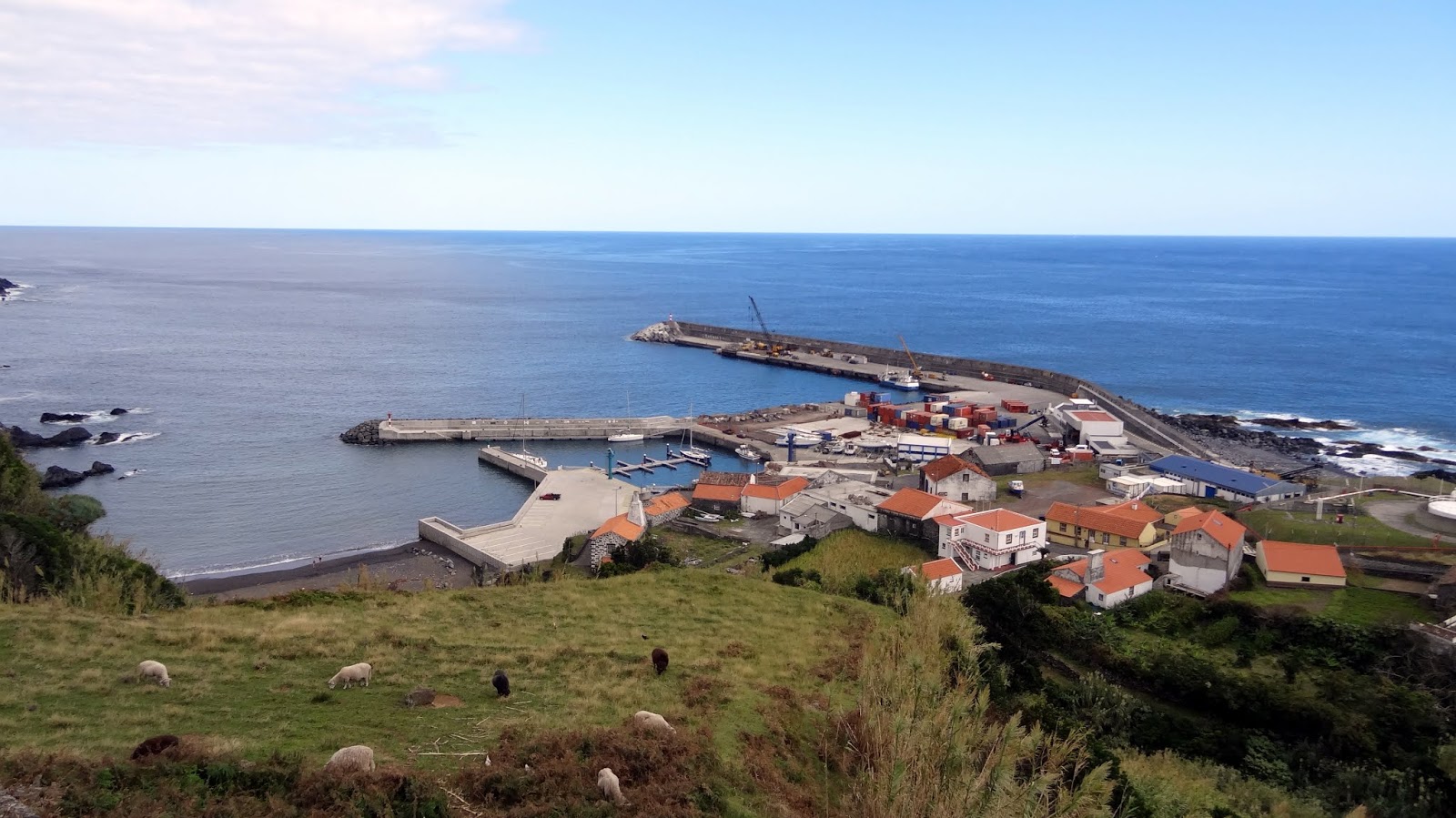 Valokuva Praia da Calhetaista. ympäröity vuorilla