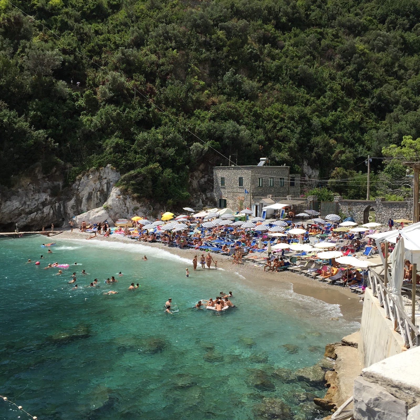 Foto von Spiaggia di Recommone mit graue kiesel Oberfläche