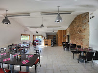 Atmosphère du Restaurant Le Pont de Cotte - Cuisine française traditionnelle & Pizzeria à Lournand - n°9