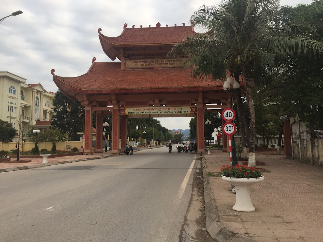 Cổng chào khu di tích nhà Trần