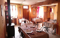 Atmosphère du Restaurant Auberge La Chaumière à Cheniers - n°2