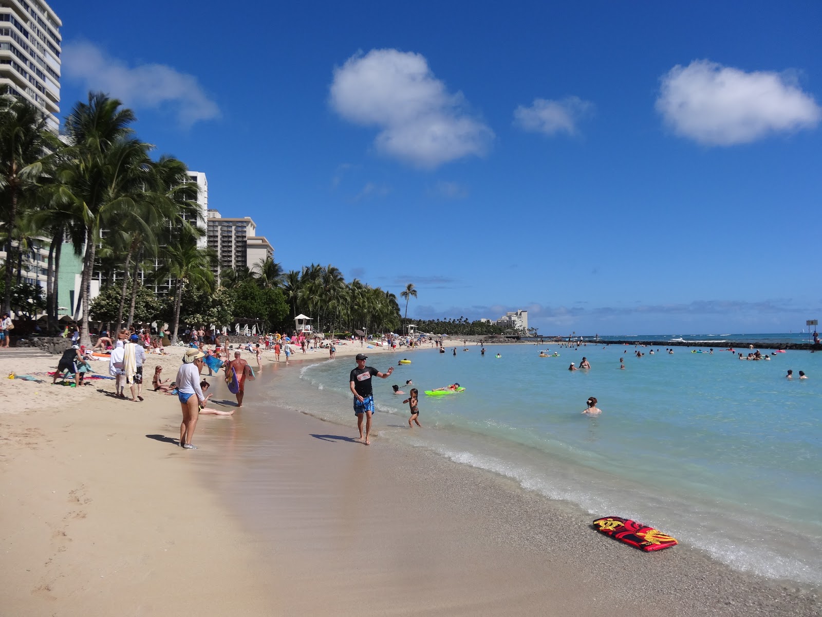 Foto von Kuhio-Strand mit feiner beiger sand Oberfläche