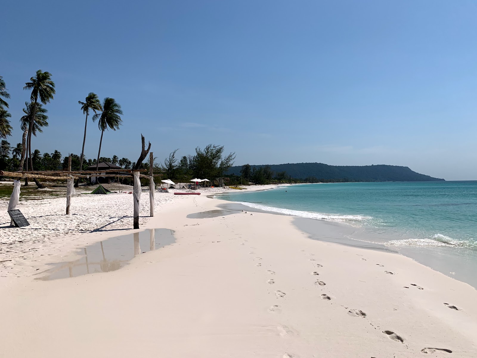 Foto von Royal Beach mit feiner weißer sand Oberfläche