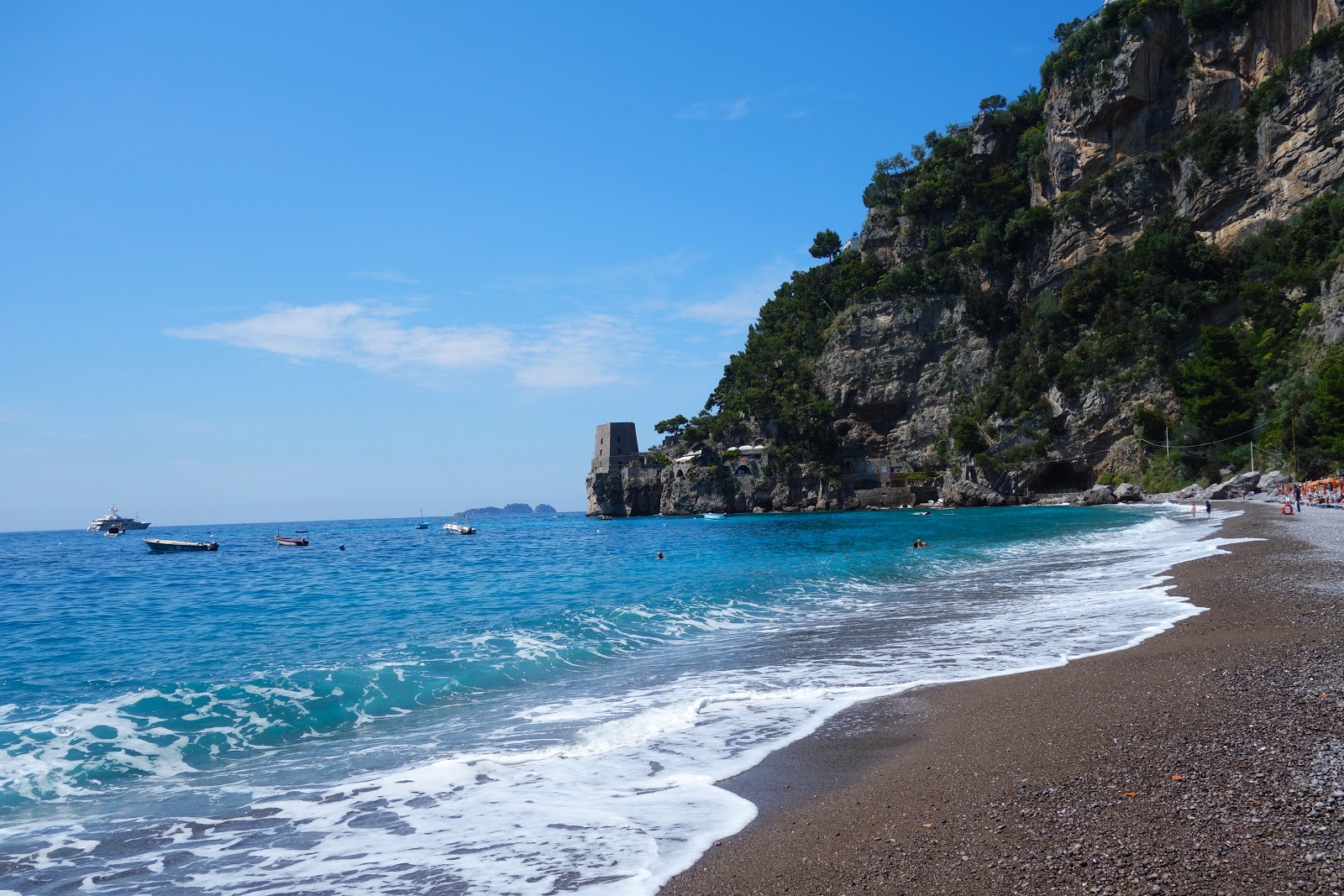 Foto di Fornillo Spiaggia e il suo bellissimo paesaggio