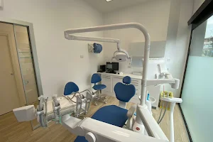 Confident Studi Dentistici image