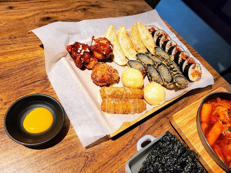 韓国料理と鷄鍋専門店 マシッタタッカンマリ