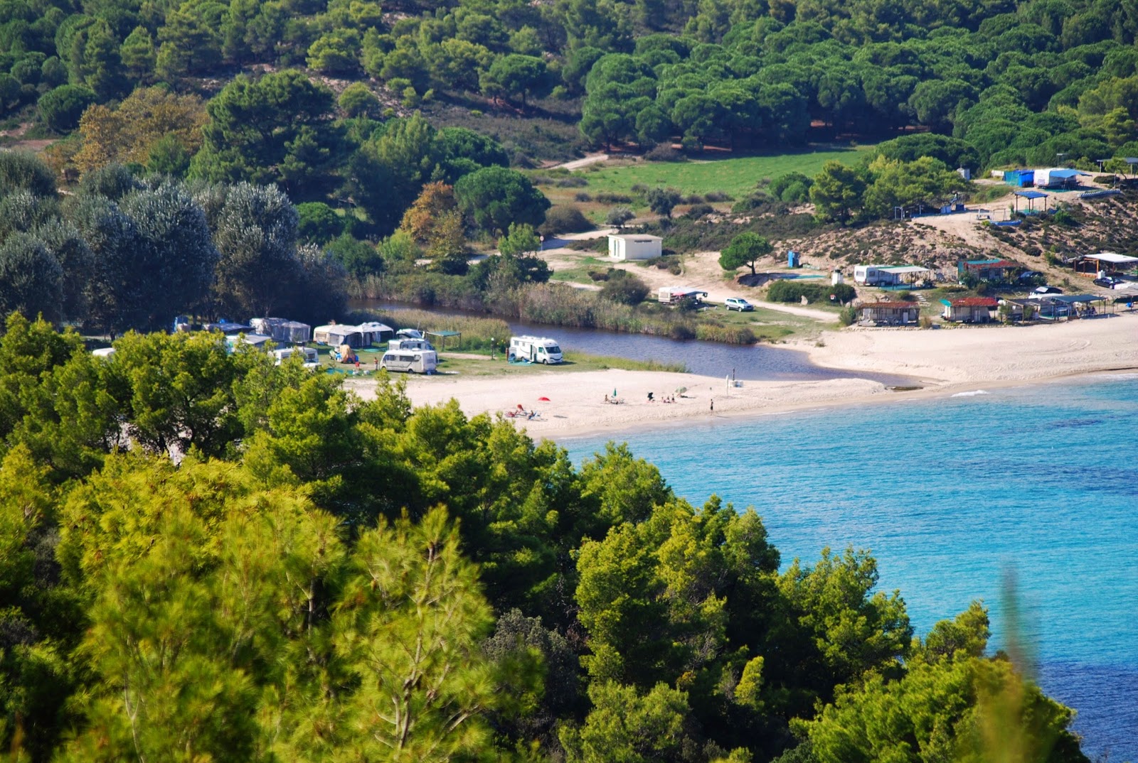 Foto di Platanitsi Beach II con una superficie del acqua cristallina