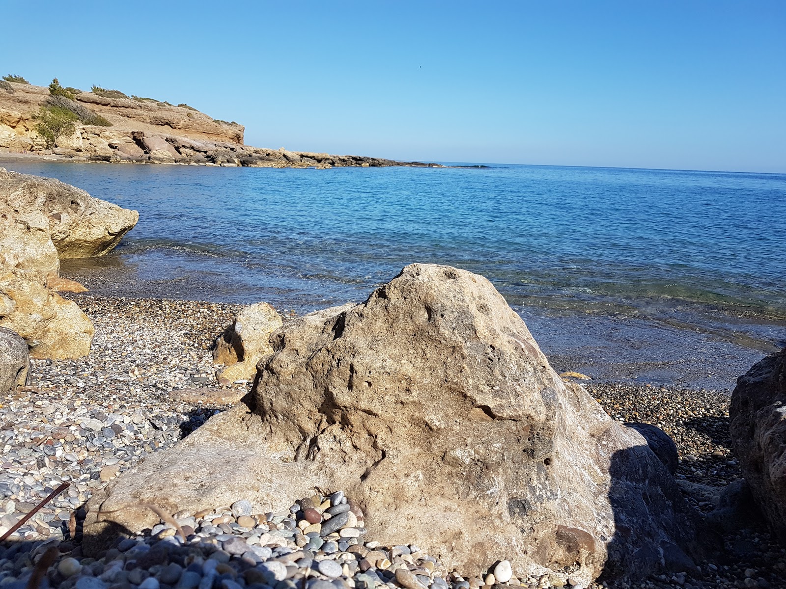 Foto av Maheridi beach omgiven av klippor