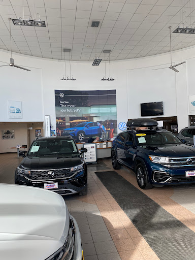 Volkswagen Dealer «Larry Roesch Volkswagen», reviews and photos, 313 W Grand Ave, Bensenville, IL 60106, USA