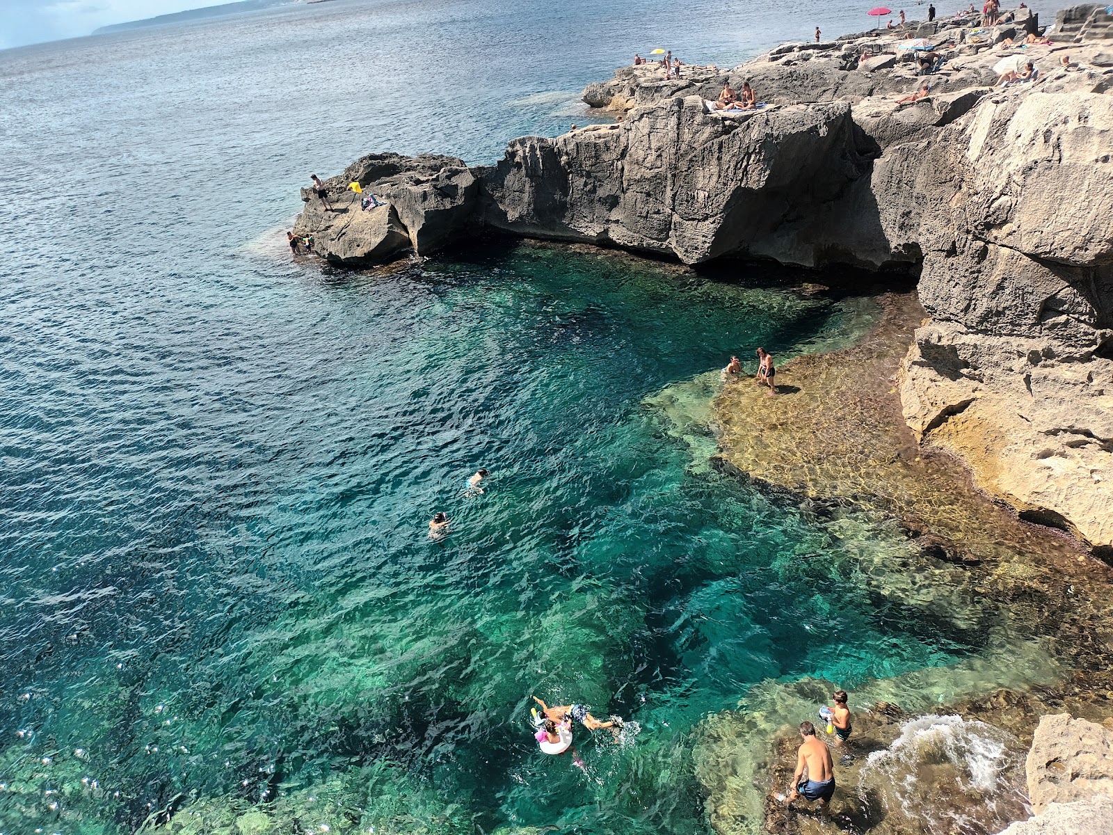 Foto von Spiaggia Pilane, Porto Miggiano umgeben von Bergen