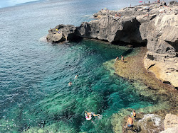Foto von Spiaggia Pilane, Porto Miggiano umgeben von Bergen