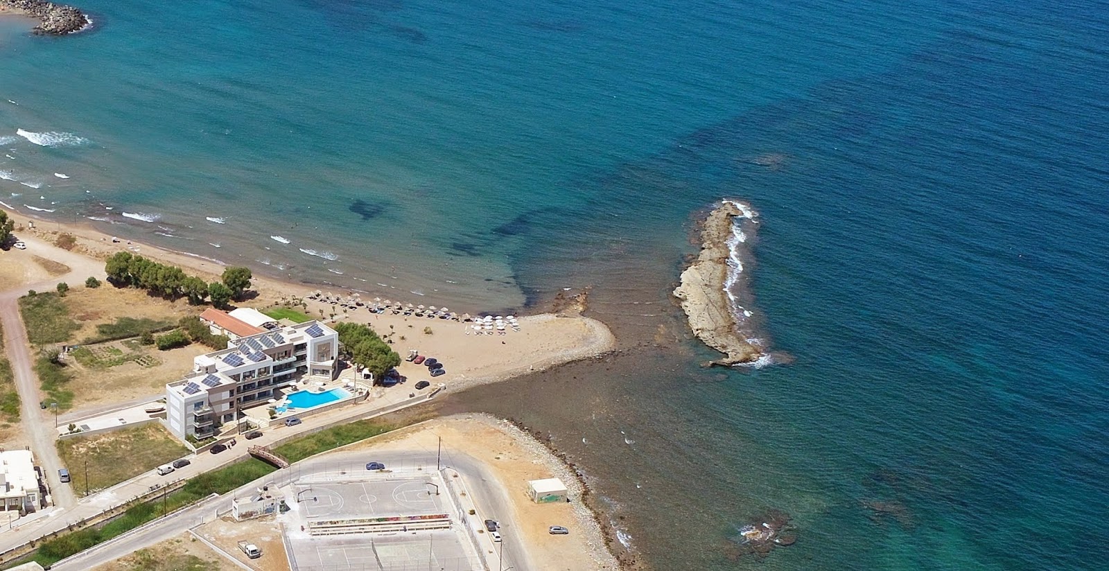 Valokuva Plaka beach IIista. - suosittu paikka rentoutumisen tuntijoille