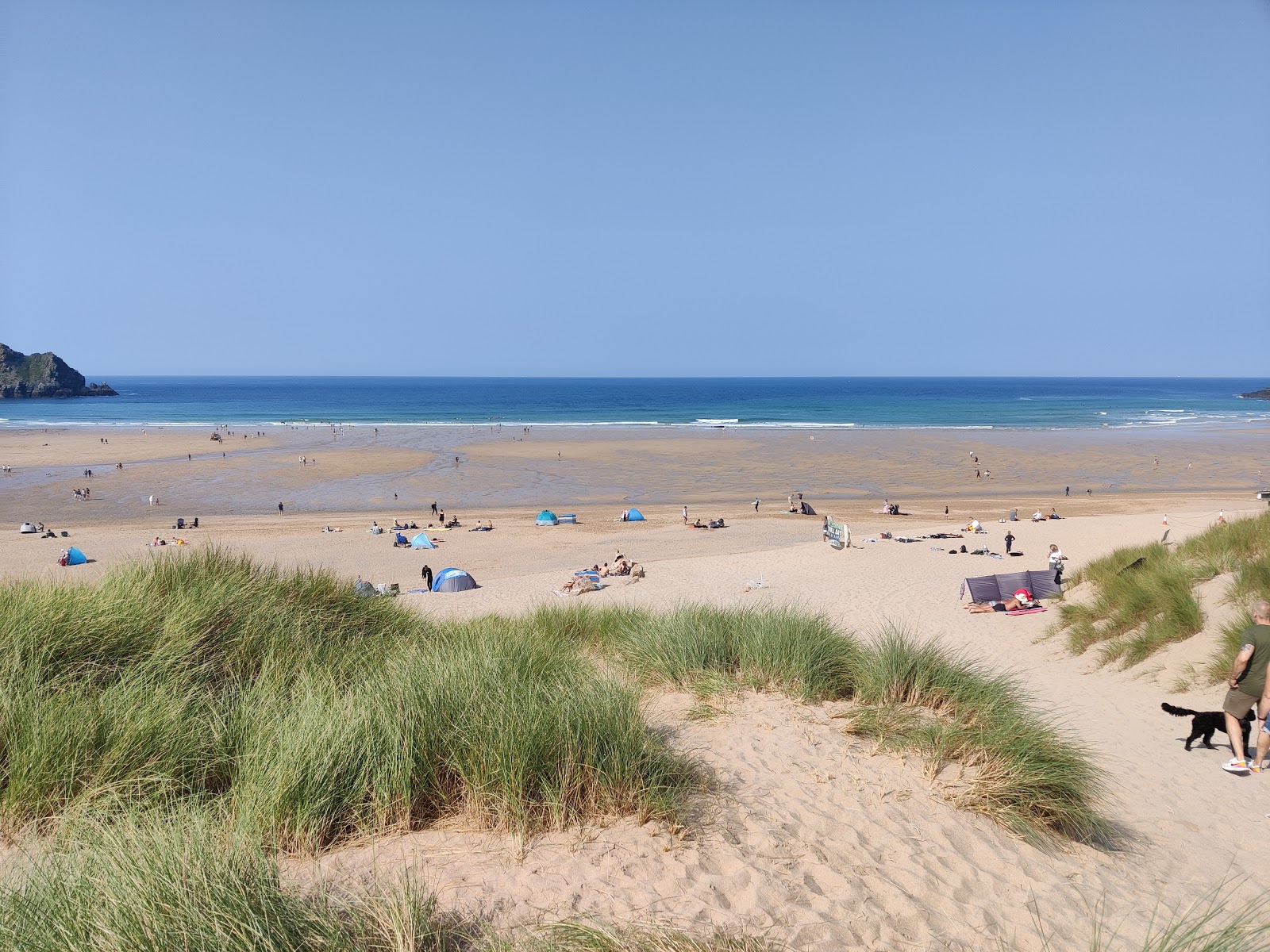 Photo de Holywell Bay avec plage spacieuse