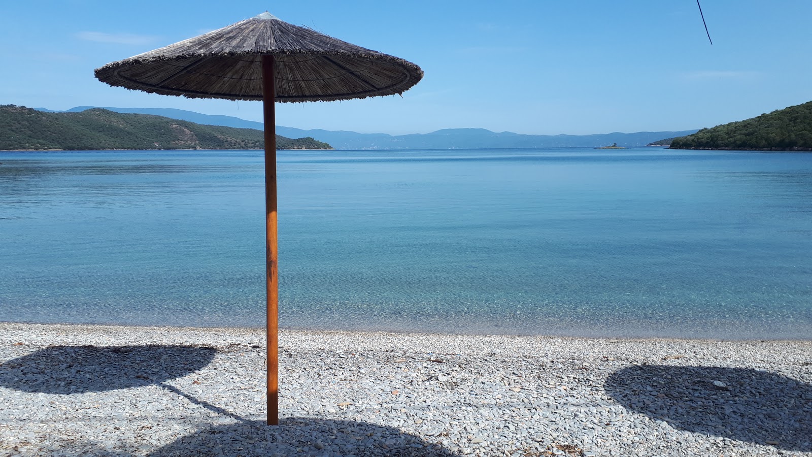 Foto af Alogoporos beach med lille bugt