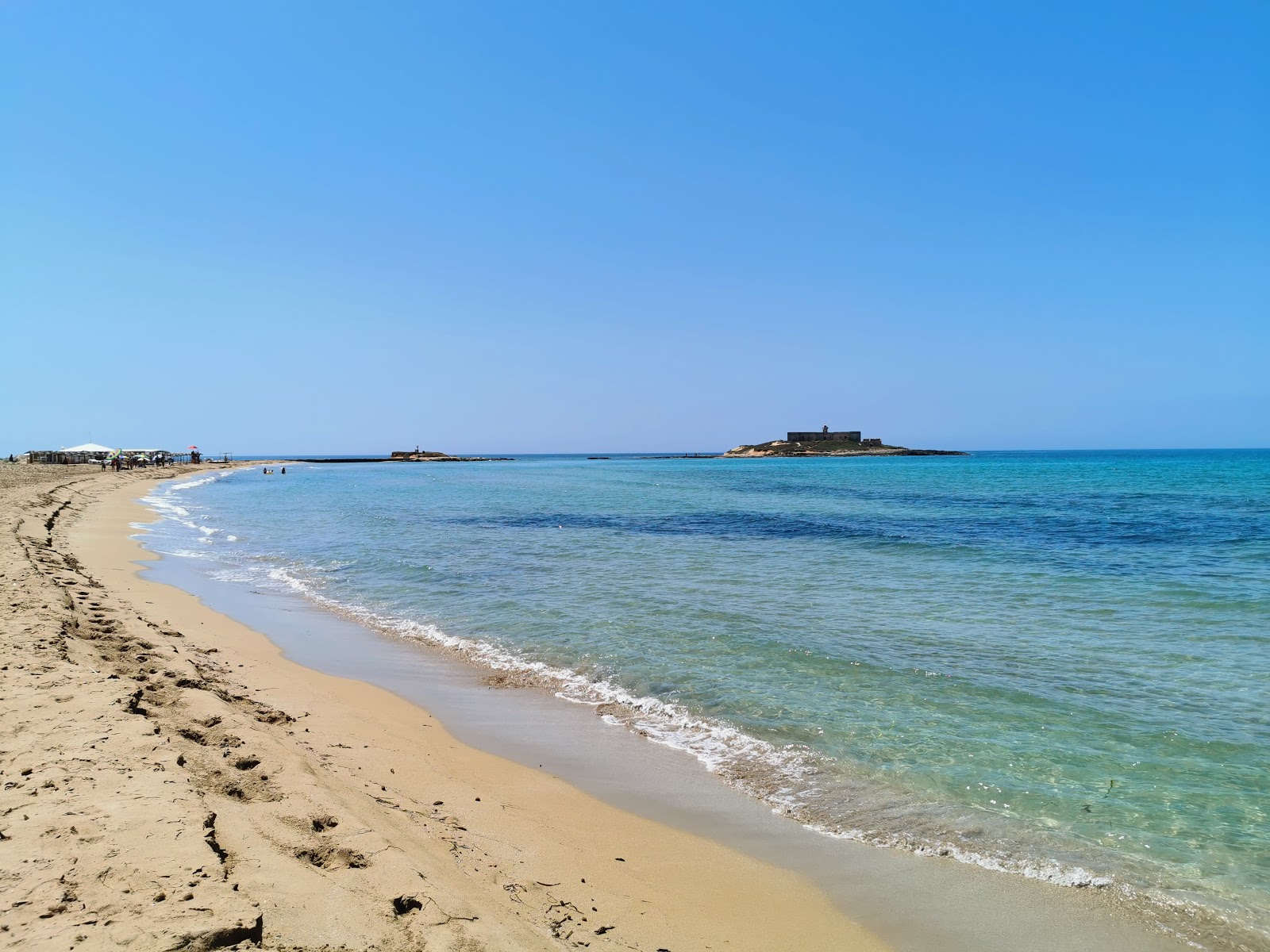 Foto von Isola delle Correnti mit brauner sand Oberfläche
