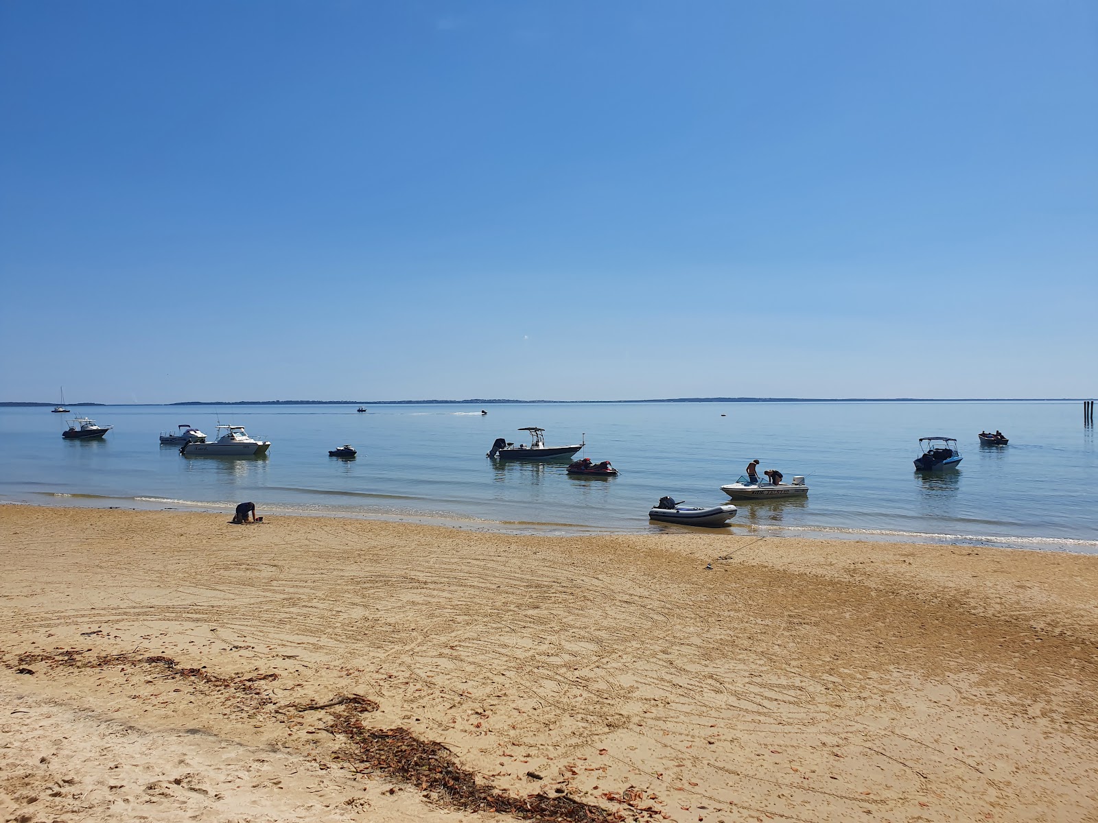 Foto di Kingfisher Bay Beach con costa lunga e dritta
