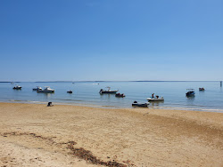 Foto di Kingfisher Bay Beach con costa lunga e dritta