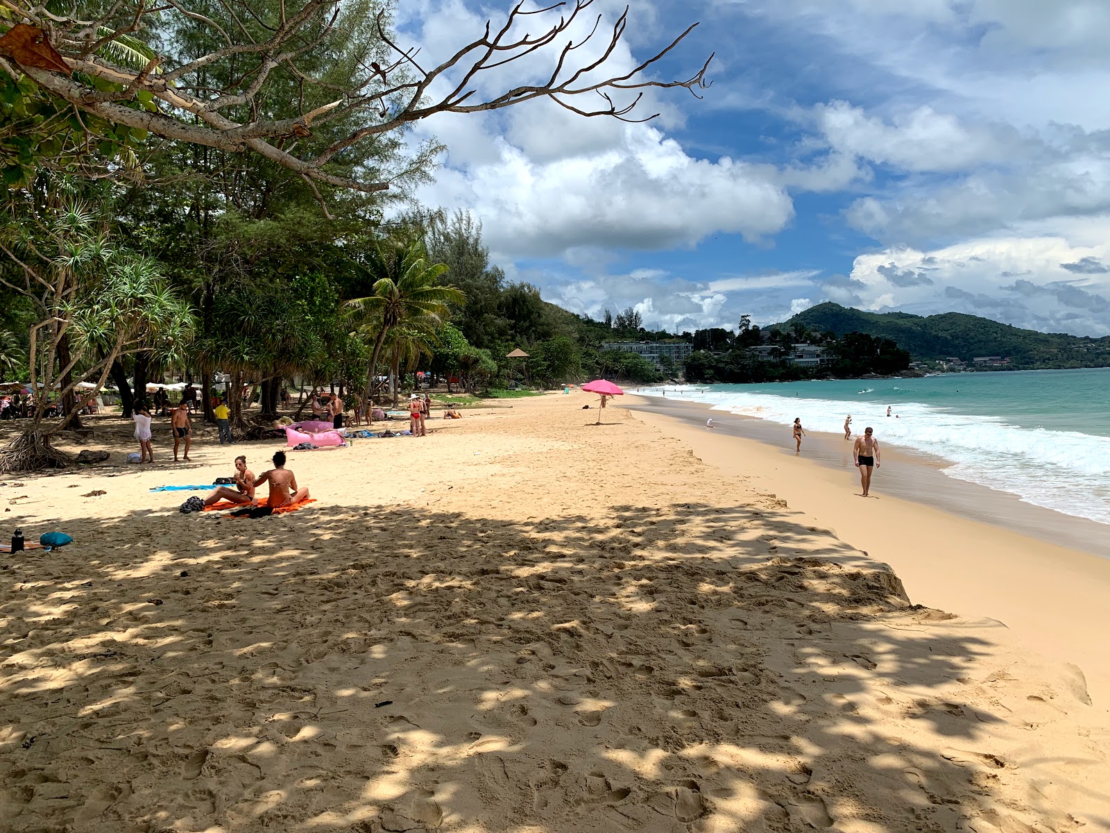 Foto de Praia de Surin e o assentamento