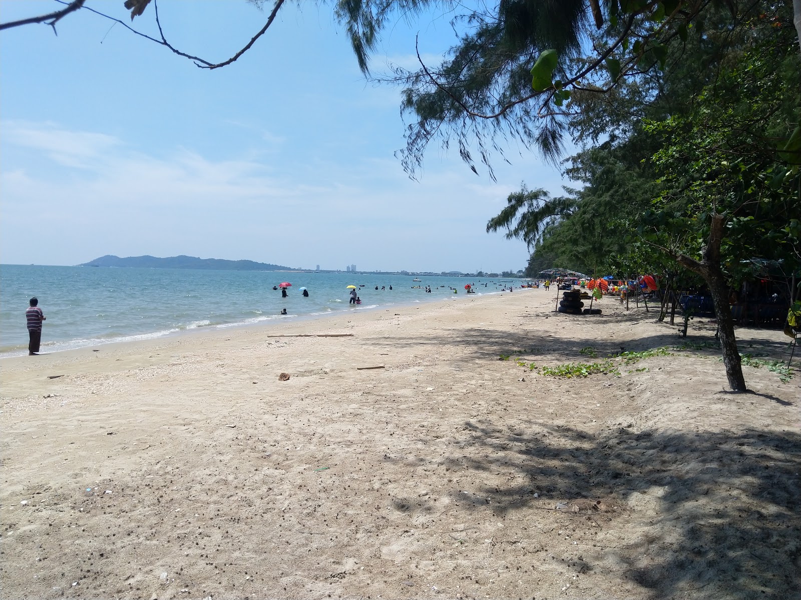 Foto de Hat Suan Son Beach com linha costeira longa e reta
