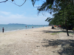 Foto de Hat Suan Son Beach com linha costeira longa e reta