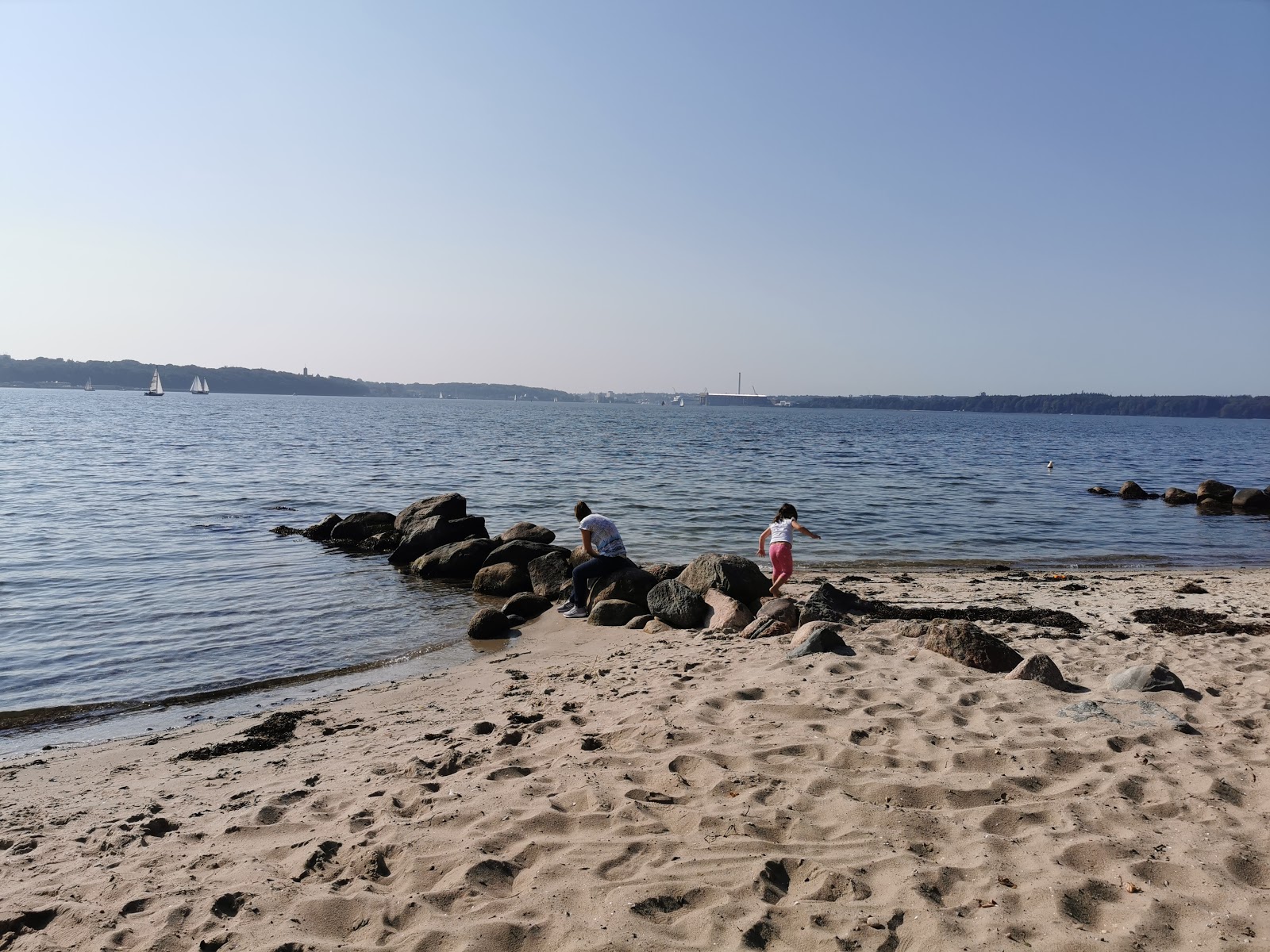 Kollund Beach的照片 带有宽敞的海岸线