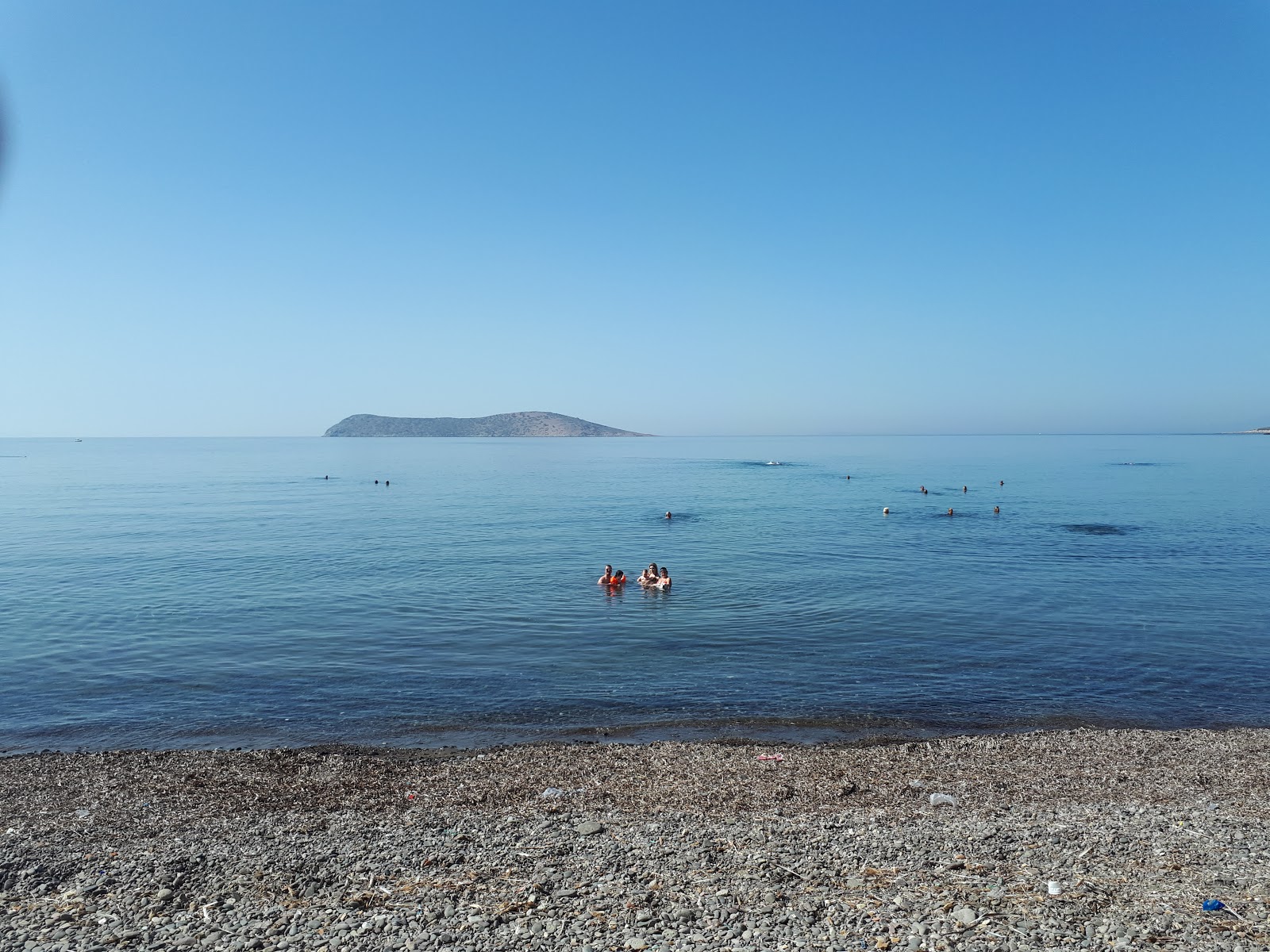 Fotografie cu Kirpi Beach cu o suprafață de nisip ușor și pietricel