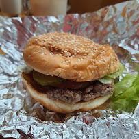 Cheeseburger du Restaurant de hamburgers Five Guys à Saint-Herblain - n°2