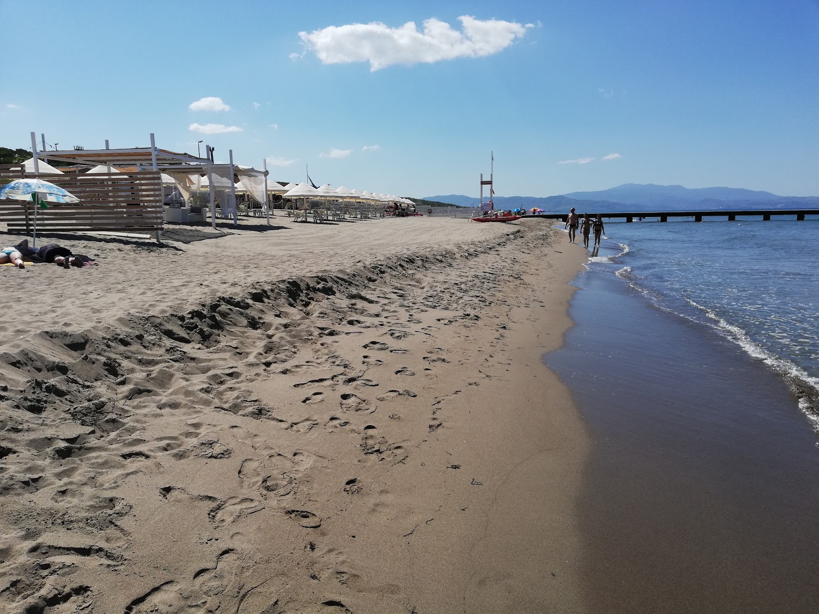 Paestum beach'in fotoğrafı mavi sular yüzey ile