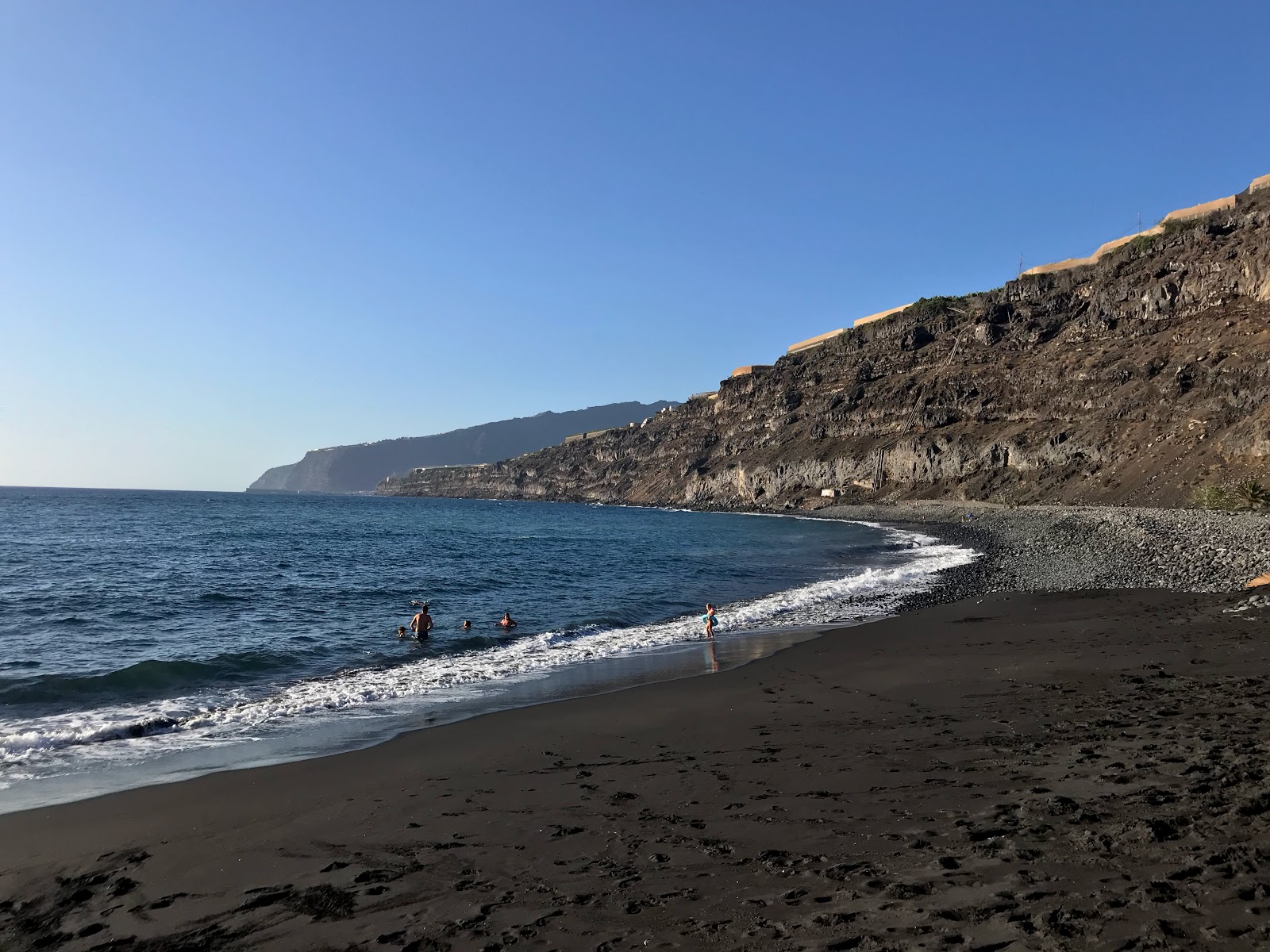 Foto af Playa Los Guirres med blåt rent vand overflade