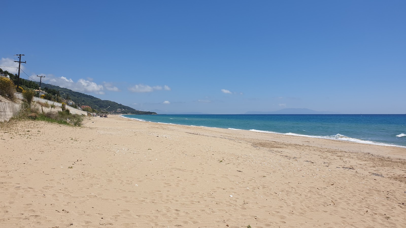 Foto de loutsas beach - lugar popular entre os apreciadores de relaxamento
