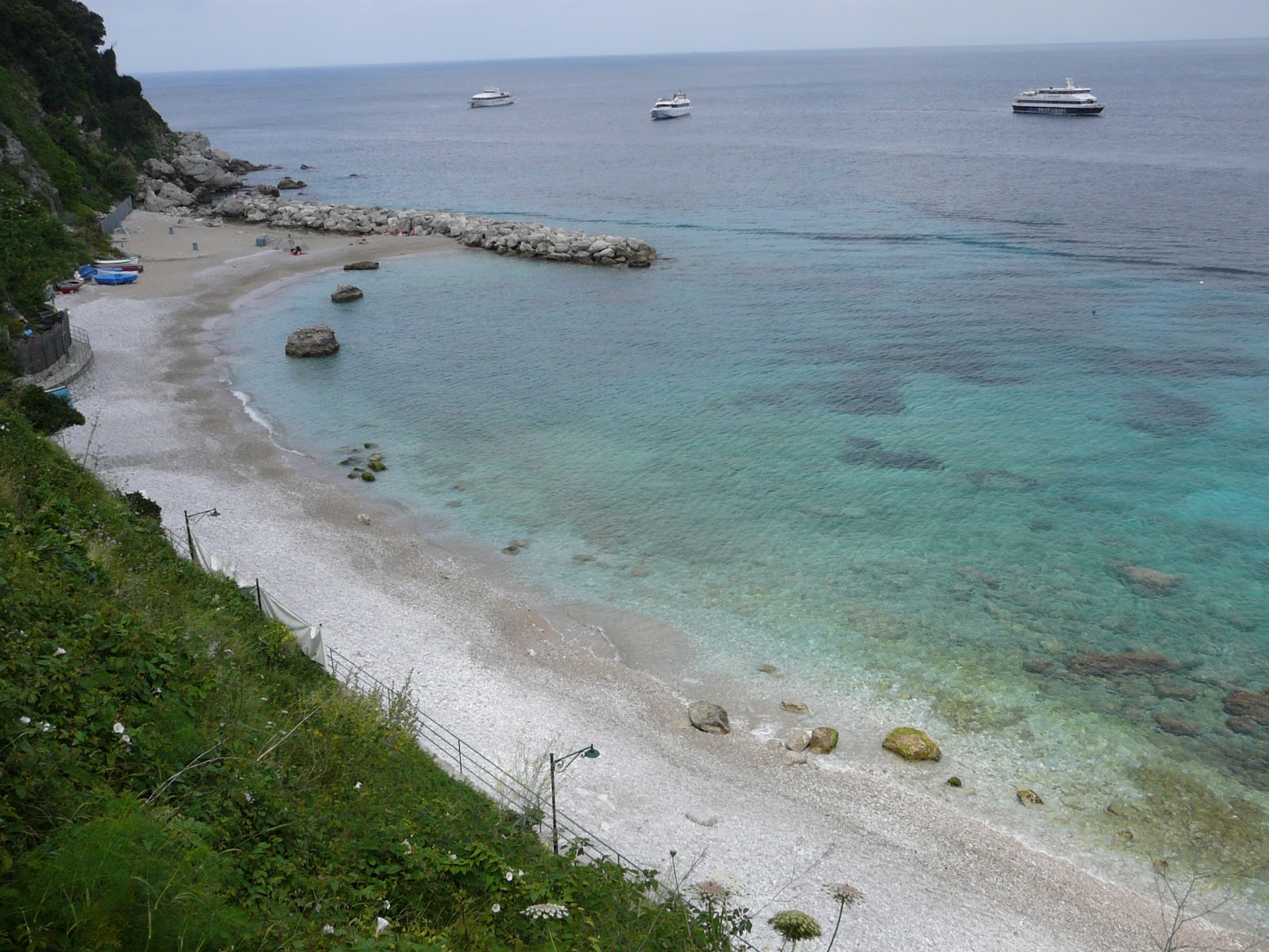 Cala Grande'in fotoğrafı uçurumlarla desteklenmiş